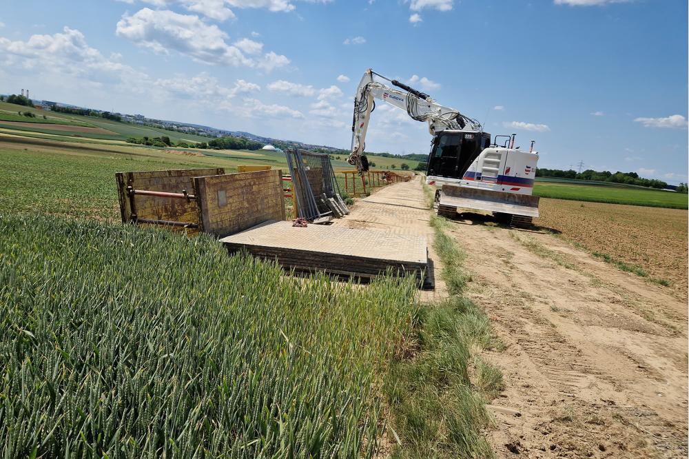 Kunststoffbaustra&szlig;e sch&uuml;tzte die Ackerfl&auml;chen