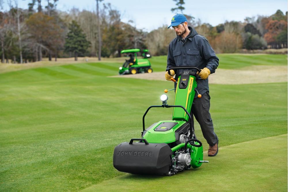 John Deere pr&auml;sentiert elektrische Golfmaschinen