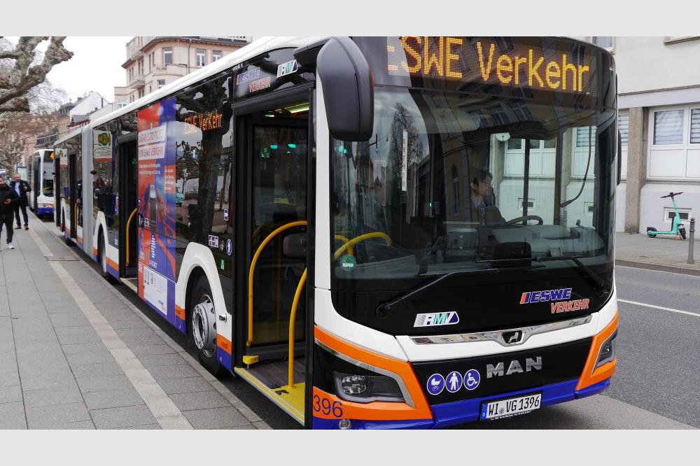 Ab 2. April: Neue 4-T&uuml;rer-Gelenkbusse im ESWE-Liniennetz