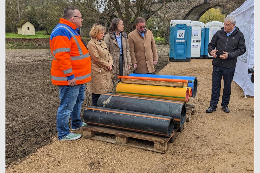 Oben Radweg, unten Trinkwasser - daneben Datenautobahn und Energiewende-Netz