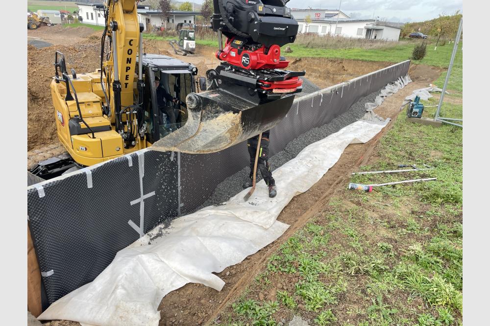 Neues Flaggschiff Cat Kurzheckbagger 315 unterst&uuml;tzt beim Ausschachten und Erstellen von Gel&auml;ndemodellen