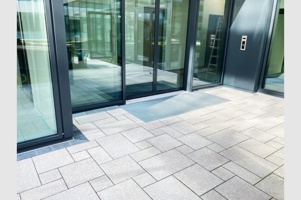 Alles flie&szlig;t: Hauraton entw&auml;ssert &bdquo;Flow"-Fassade in Gateway Gardens