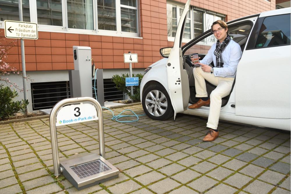 „Parken 2023“: Smarte Akku-Parkbügel halten auch E-Ladestationen sicher frei