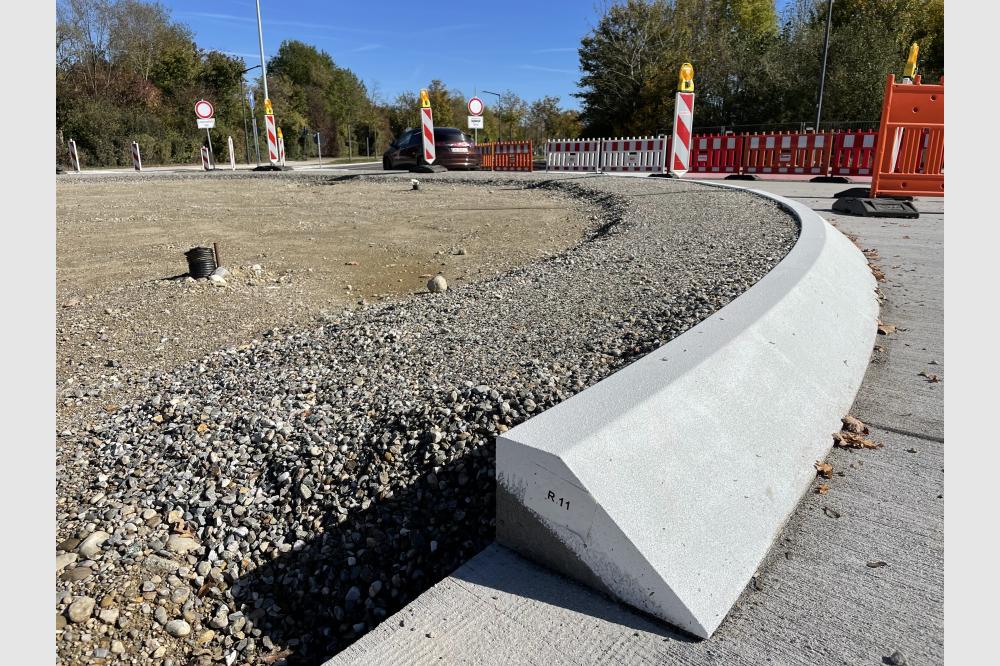 Kreisverkehr in Poing mit Bordsteinklebetechnik realisiert