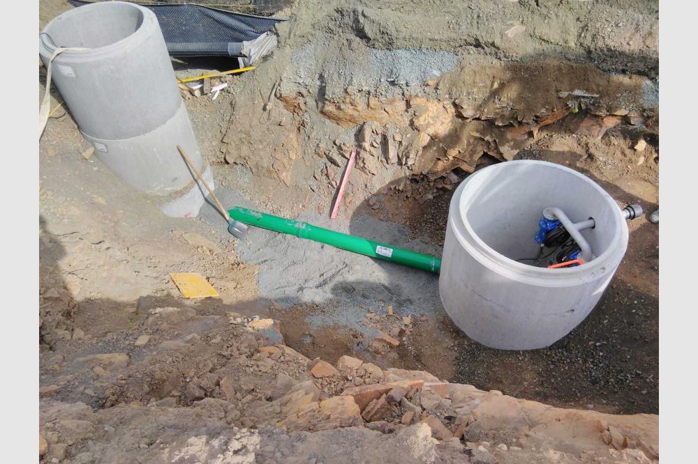 Hebeanlage für geregelten Abfluss