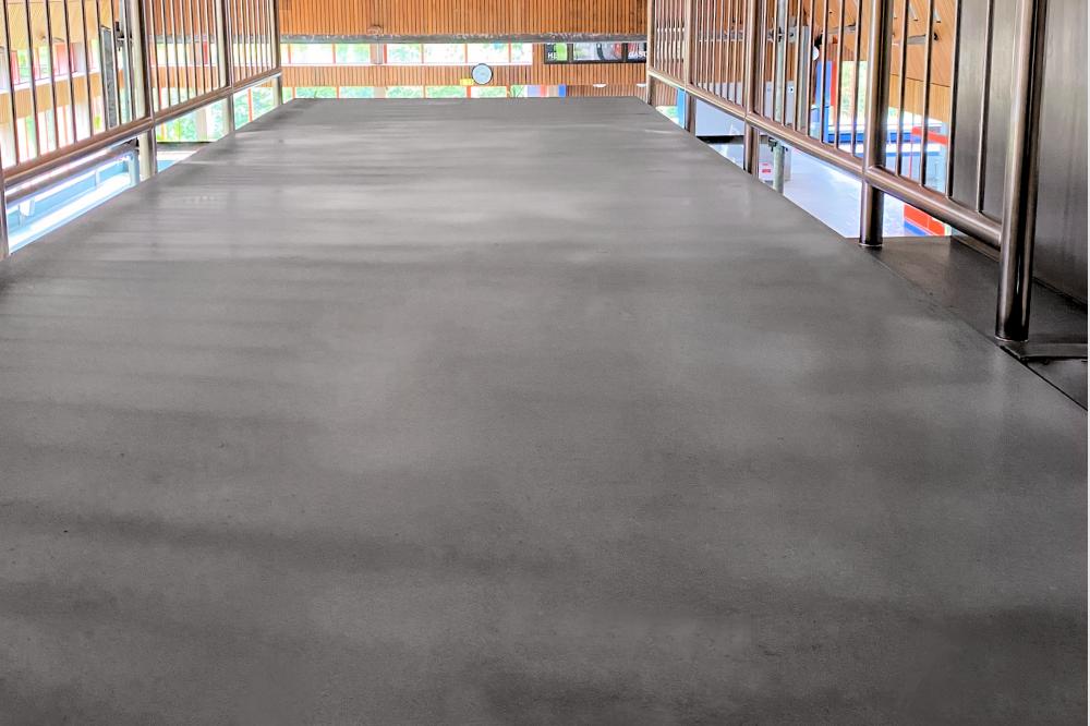 Edelstahl-Sprungplattform im Hallenbad Lahnstein jetzt rutschsicher