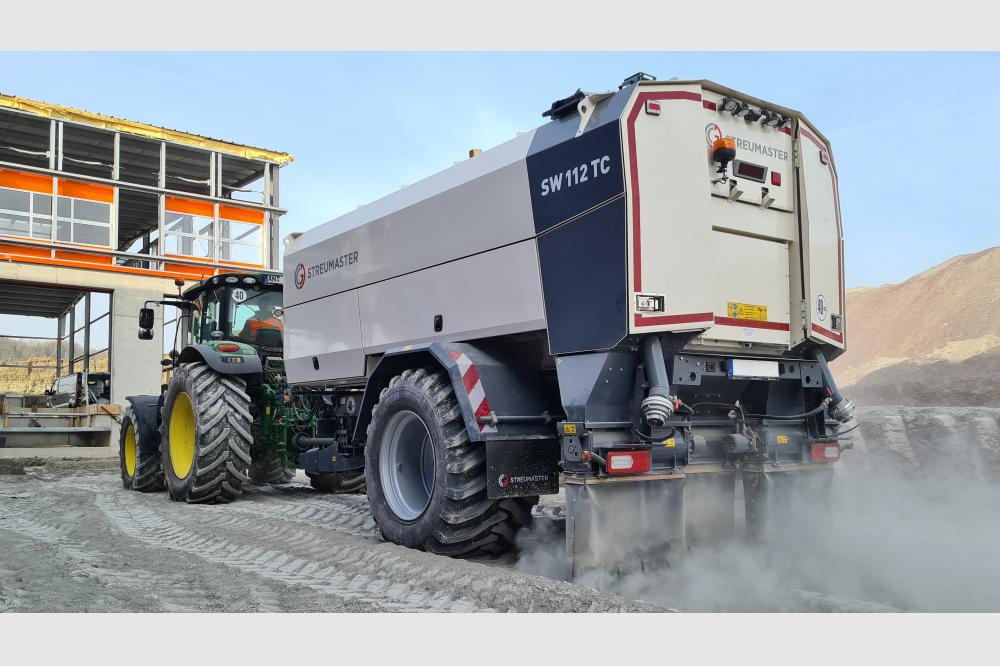 Neue Bindemittelstreuer setzen Ma&szlig;st&auml;be in puncto Bef&uuml;llung, Materialf&ouml;rderung, Streugenauigkeit und Bedienerfreundlichkeit