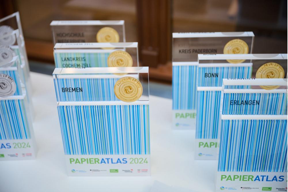 Kommunen und Hochschulen setzen verstärkt auf Recyclingpapier mit dem Blauen Engel