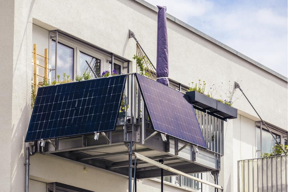 Leuchtturm-Projekt für Mieterinnen und Mieter: Deutsche Umwelthilfe und Wohnbau Salzgitter statten 36 Wohnungen mit Balkonkraftwerken aus