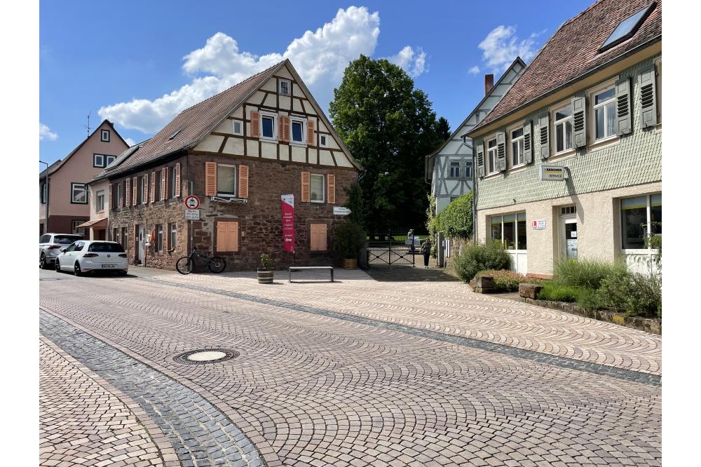 Verkehrsberuhigung mit Segmentbogenpflaster aus Beton