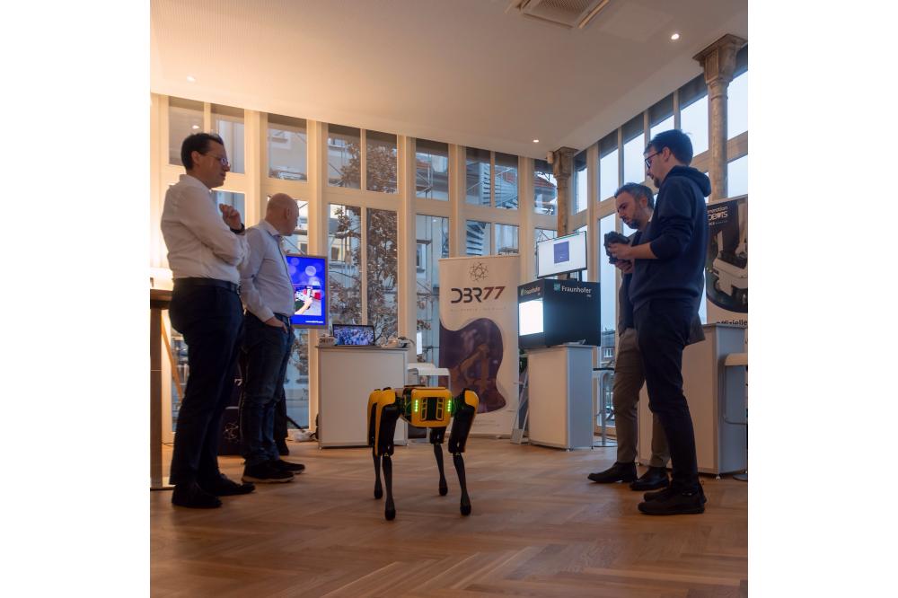 Raus aus den Fabriken, rein in die Krankenh&auml;user, die Pflegeheime und ins Labor