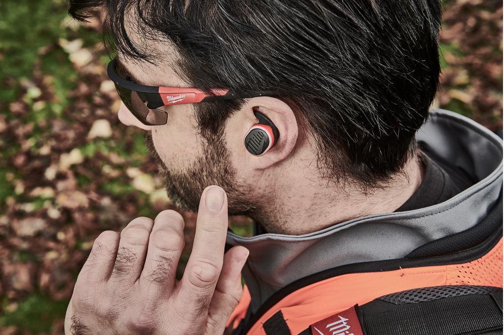 Die REDLITHIUM USB Bluetooth Earbuds mit passivem Geh&ouml;rschutz und speziellen auf die Baustelle angepassten Modus bieten praktische Vorteile