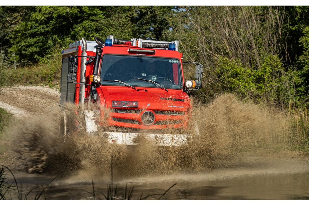 Mercedes-Benz Special Trucks zeigt auf der RETTmobil einen hochgel&auml;ndeg&auml;ngigen Unimog als Tankl&ouml;schfahrzeug