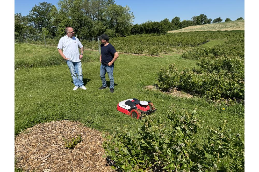 Satellitengesteuerte M&auml;hroboter ohne Antenne im oberbayrischen Ampfing