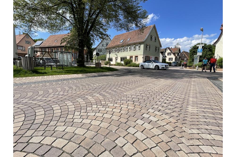 Verkehrsberuhigung mit Segmentbogenpflaster aus Beton