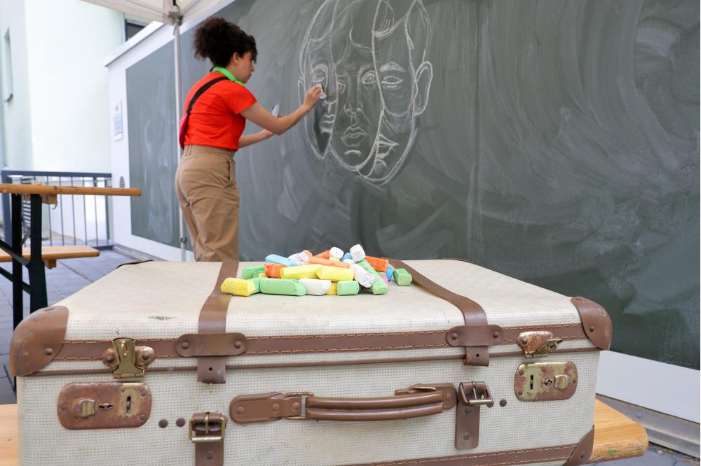 Kreativ mit Kreide &ndash; an der gr&ouml;&szlig;ten Tafel in Kassel