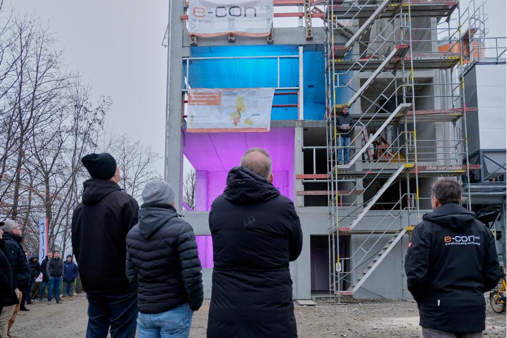 Richtfest: Heizwerk und Hackschnitzelkessel stehen schon