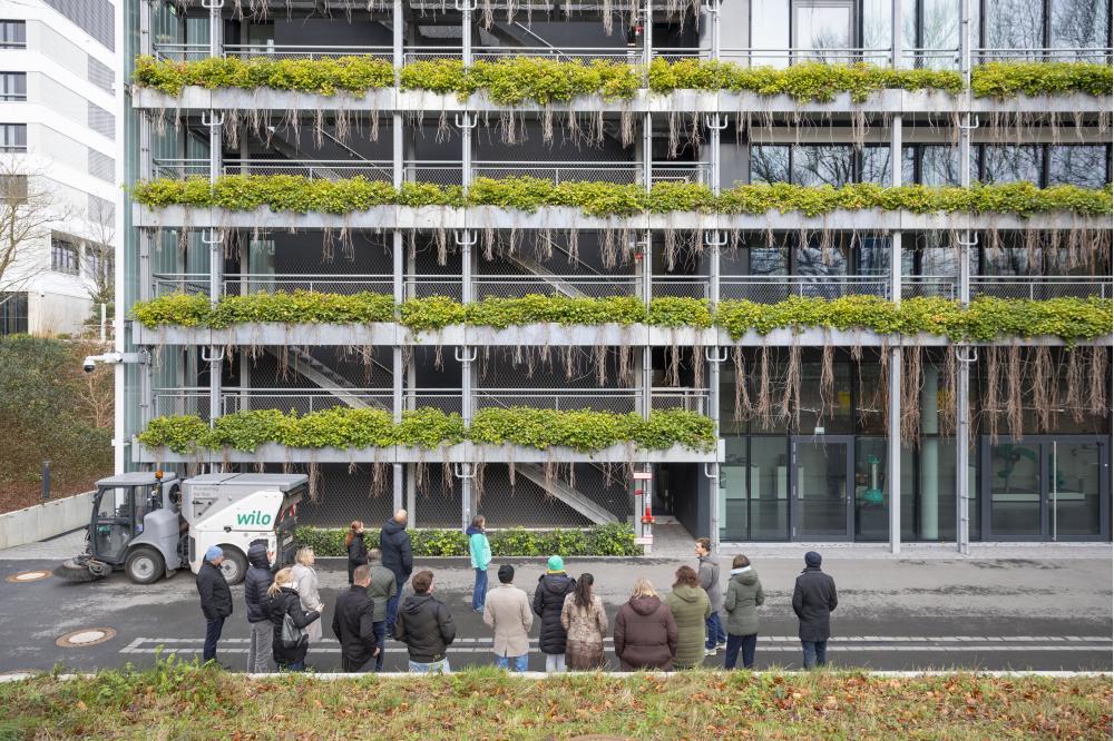 Begr&uuml;nte Fassaden und Regenspeicher sch&uuml;tzen Firmen vor Folgen des Klimawandels