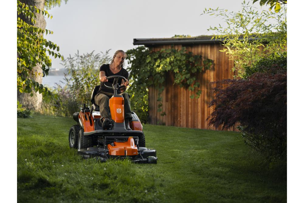 Elektrisches M&auml;hen auch bei anspruchsvollem Gel&auml;nde mit dem Allrad-Akku-Rider von Husqvarna