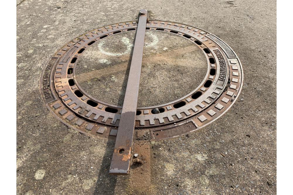 Schachtabdeckungen und Aufs&auml;tze: Sinn und Zweck der richtigen Sicherung von Deckeln und Rosten 