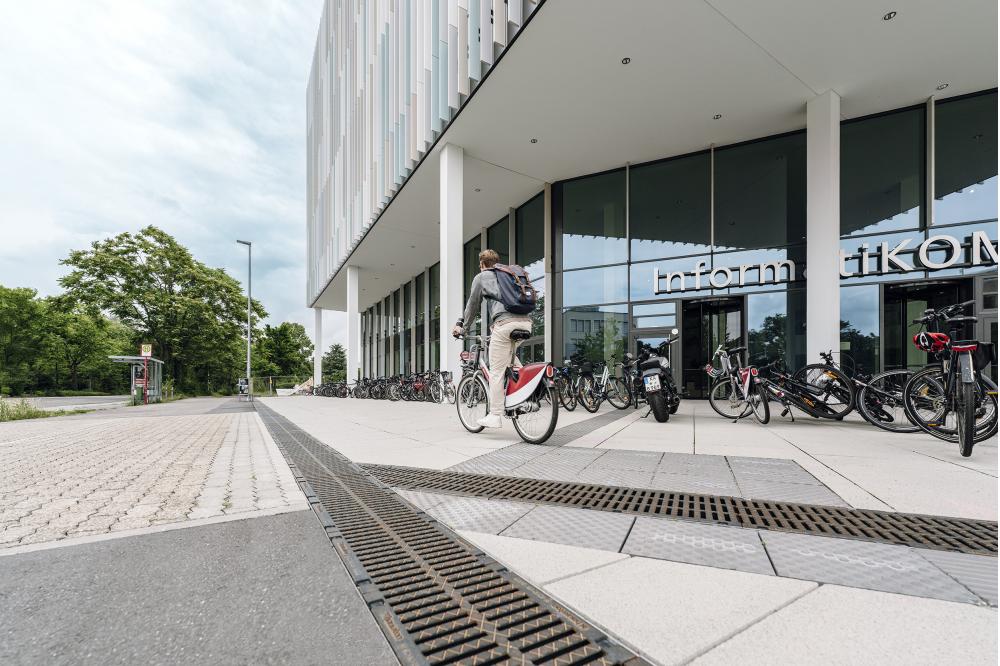 Filterrinnen, Rigolen, Sickermulden: Regenwasser vor Ort behandeln und nutzen