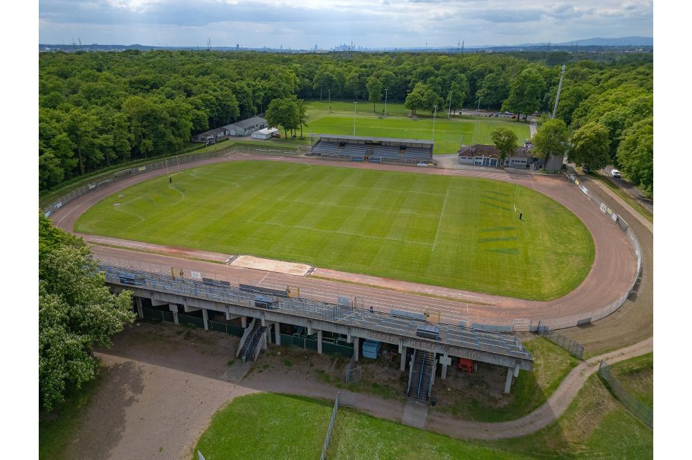 Kunstrasen für drei Sportanlagen: Hanau investiert in moderne Sportinfrastruktur