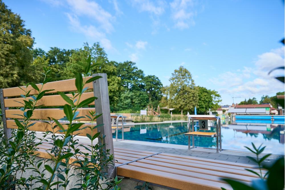 Blickfang B&auml;nke &ndash;Informationsaustausch am Schwimmbadrand